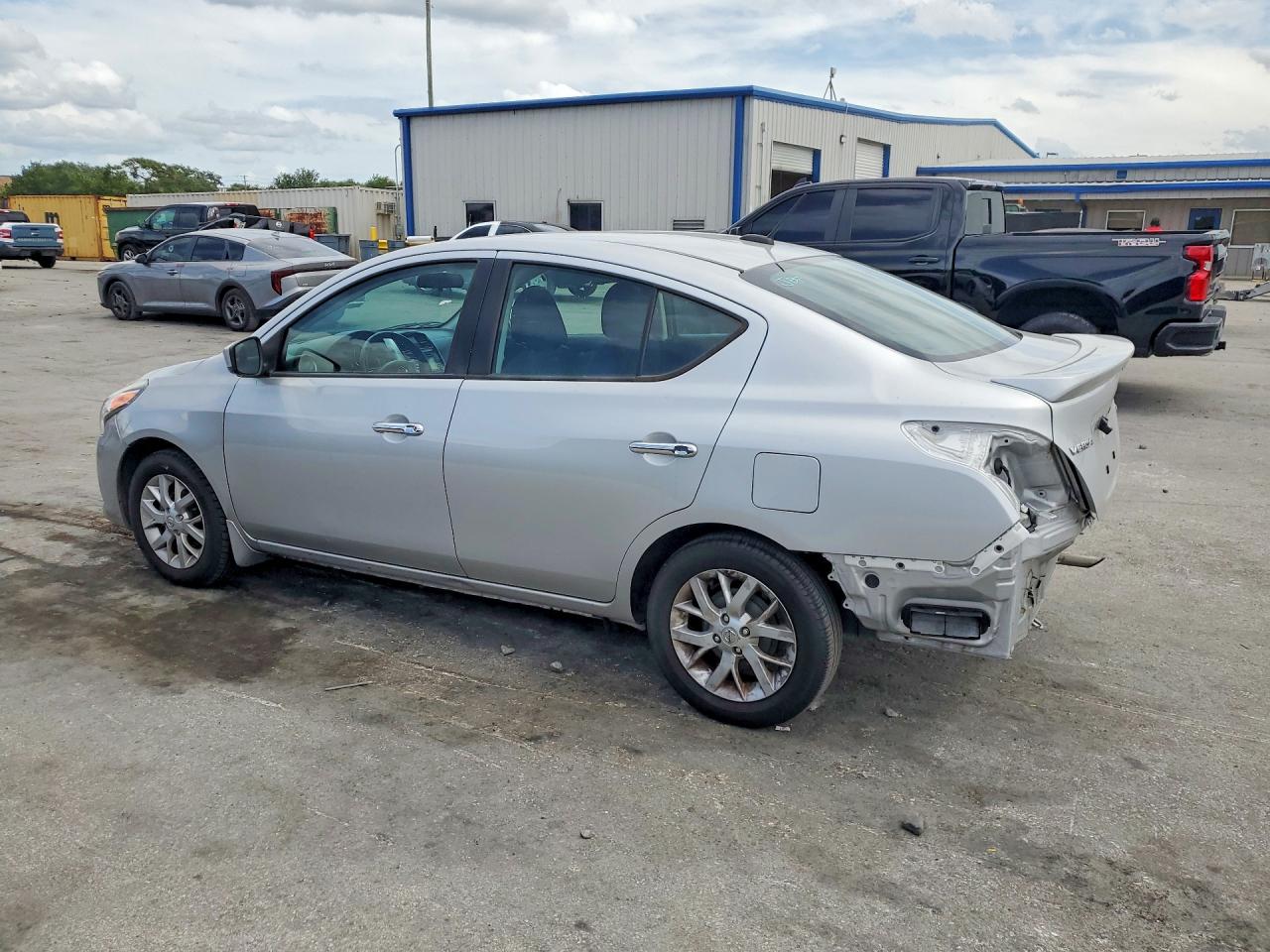 2018 NISSAN VERSA SV photo 3