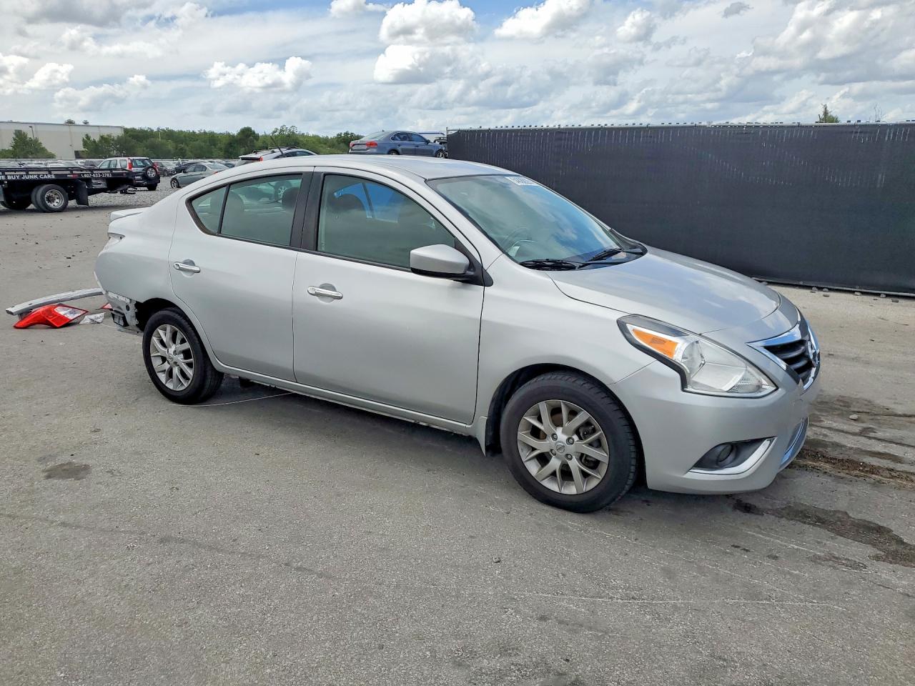 2018 NISSAN VERSA SV photo 7