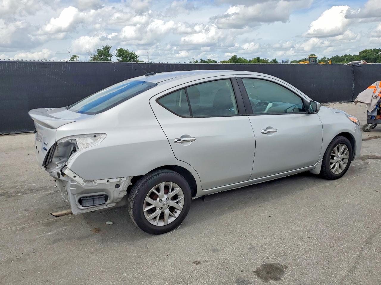 2018 NISSAN VERSA SV photo 5