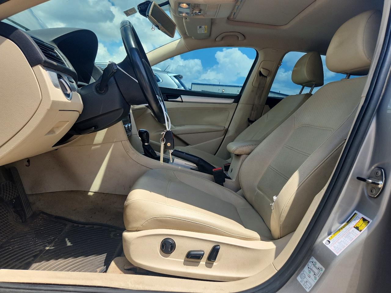2012 VOLKSWAGEN PASSAT SE photo 13