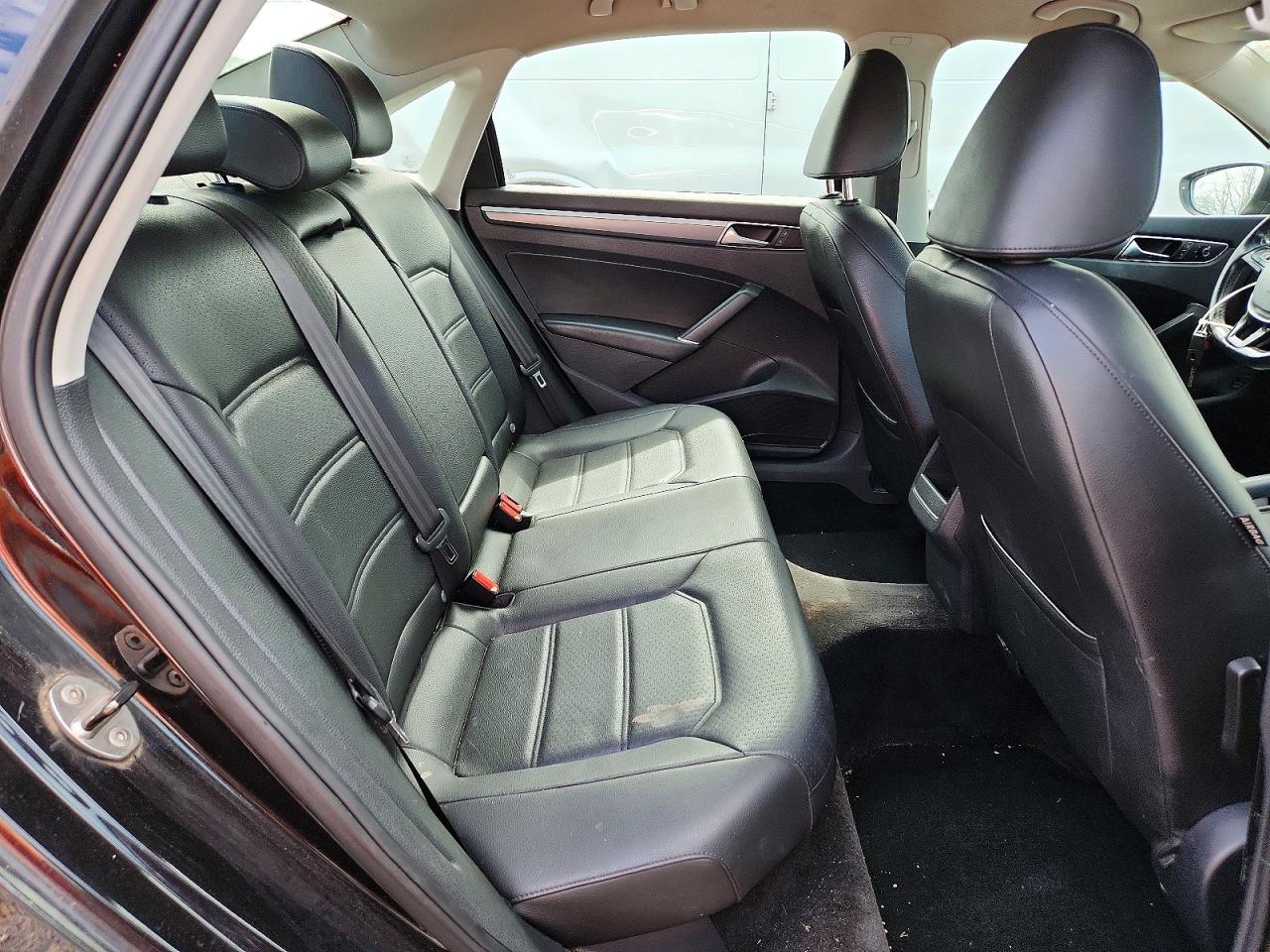 2017 VOLKSWAGEN PASSAT R-LINE photo 28