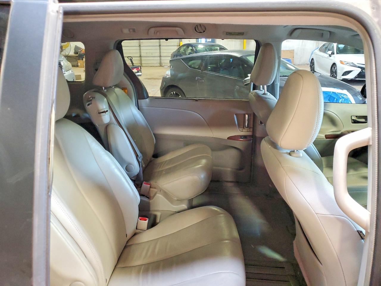 2014 TOYOTA SIENNA XLE 8-PASSENGER photo 31