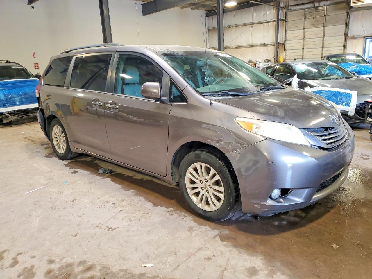 2014 TOYOTA SIENNA XLE 8-PASSENGER photo 10