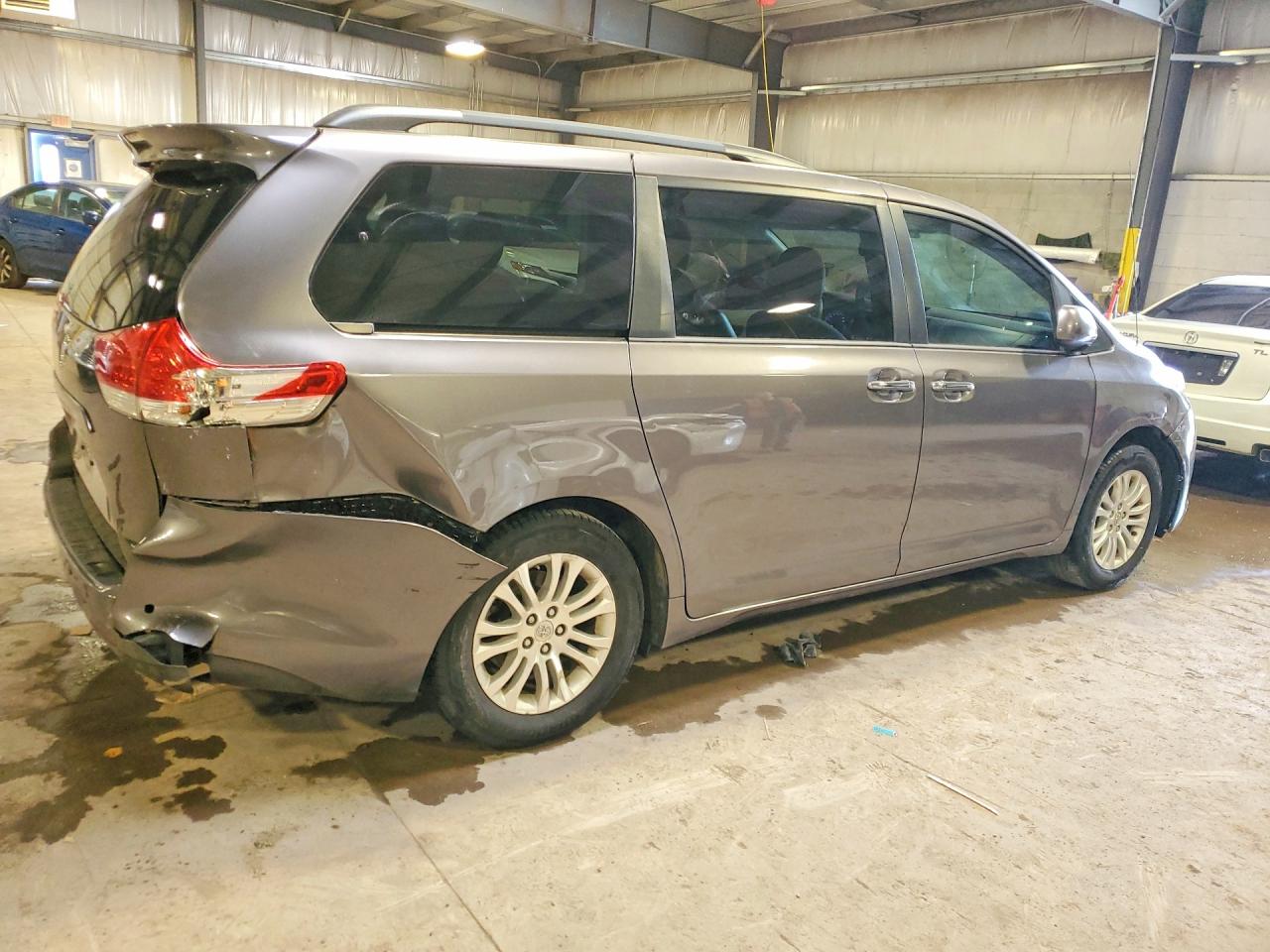 2014 TOYOTA SIENNA XLE 8-PASSENGER photo 7