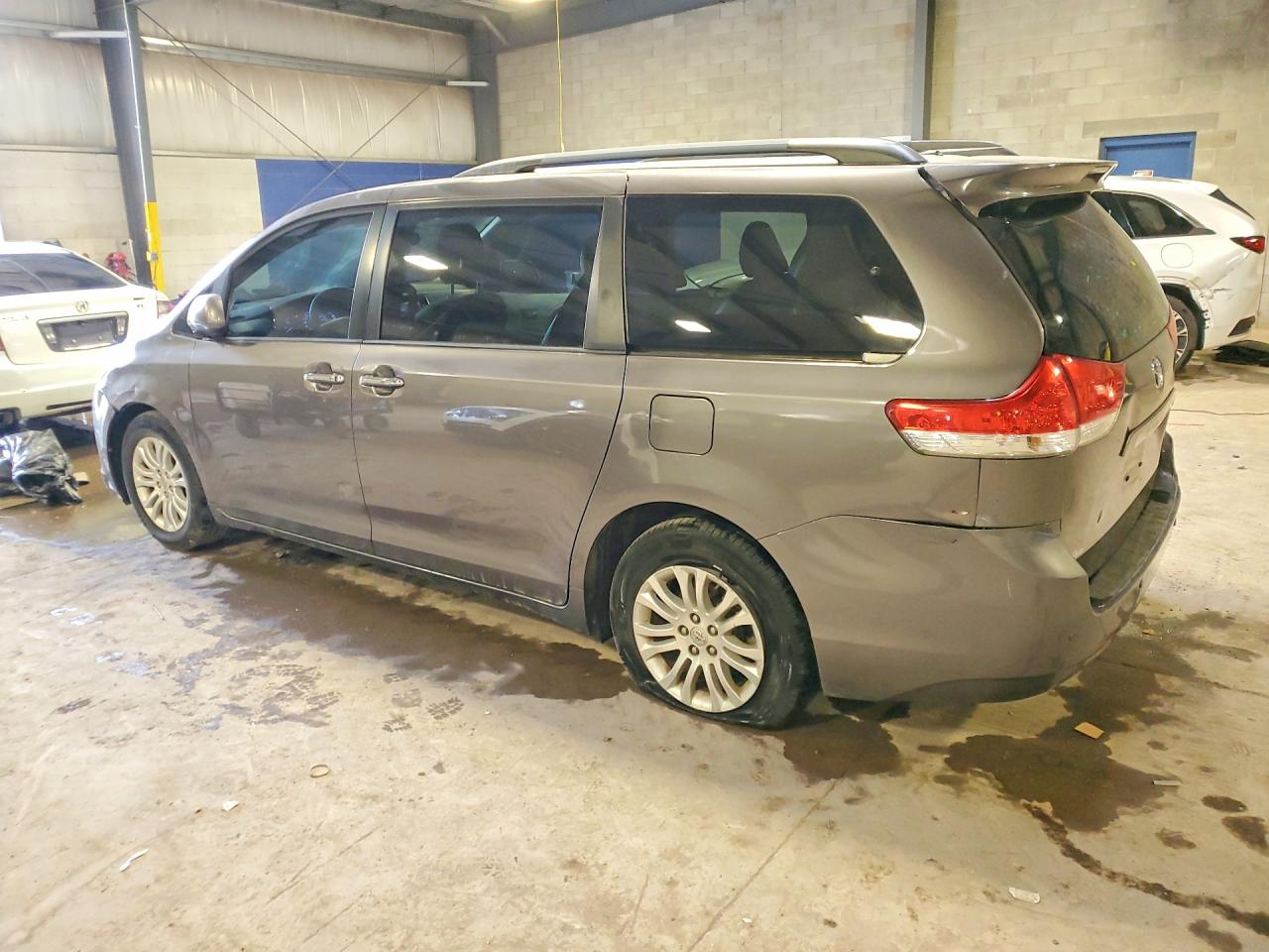 2014 TOYOTA SIENNA XLE 8-PASSENGER photo 4