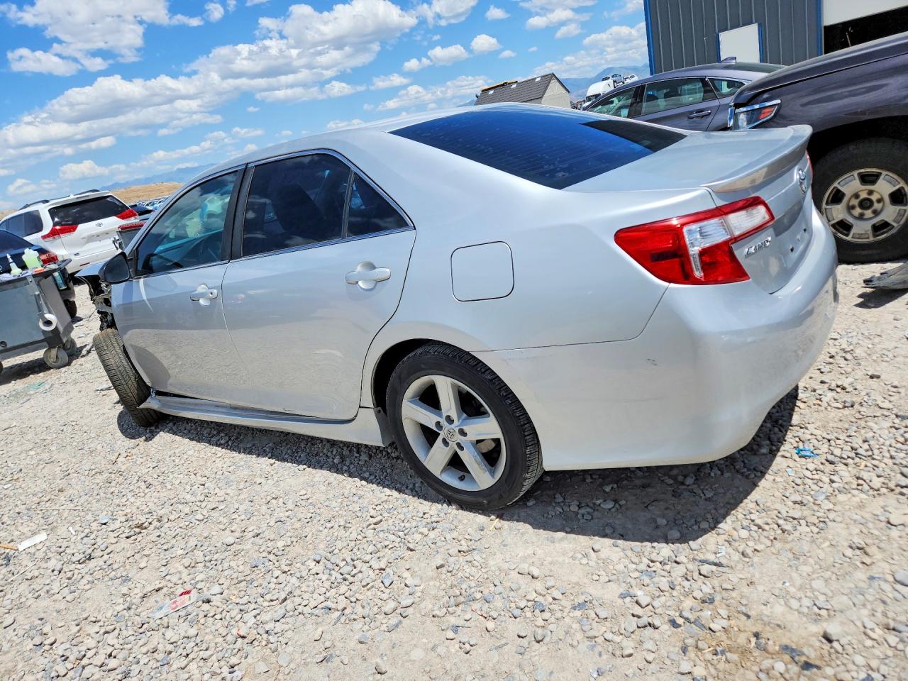 2013 TOYOTA CAMRY SE photo 4