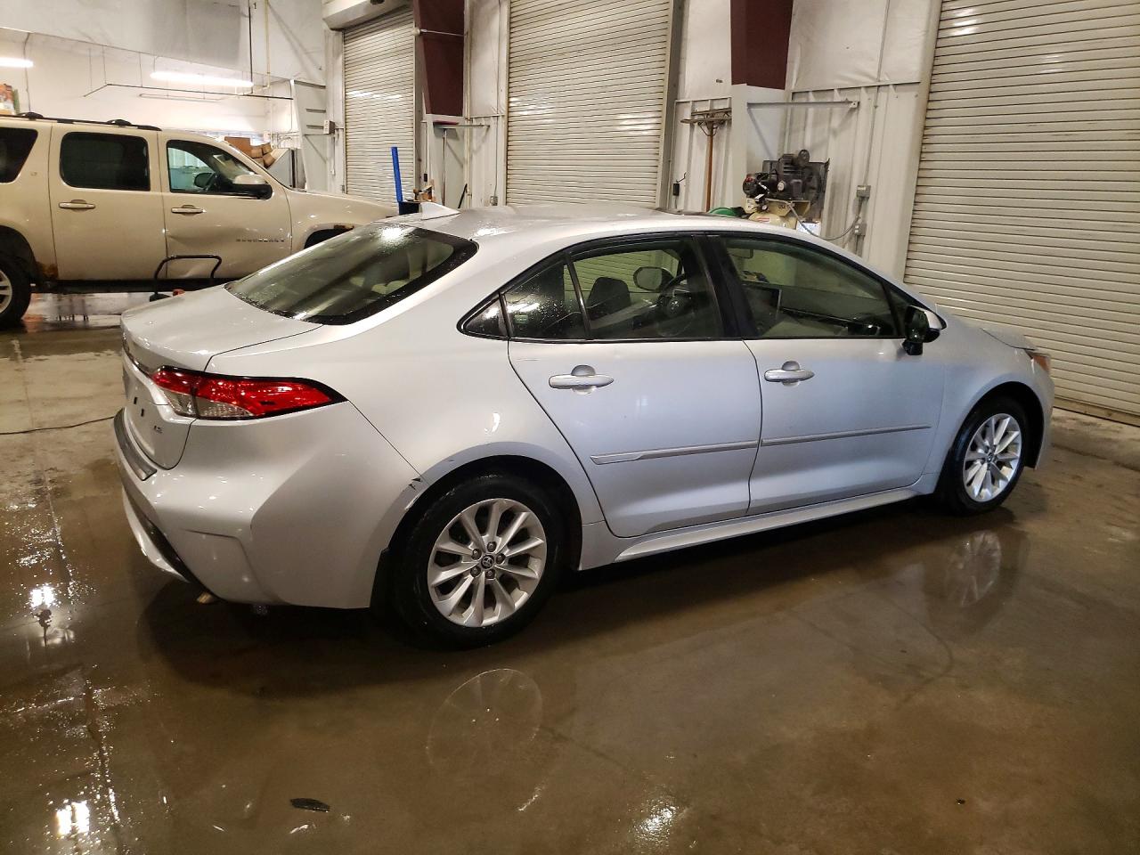 2021 TOYOTA COROLLA LE photo 3