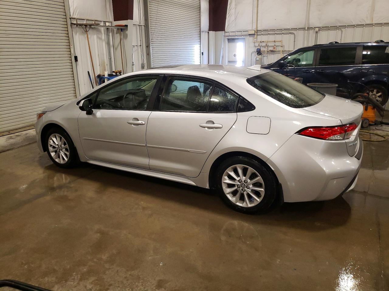 2021 TOYOTA COROLLA LE photo 2