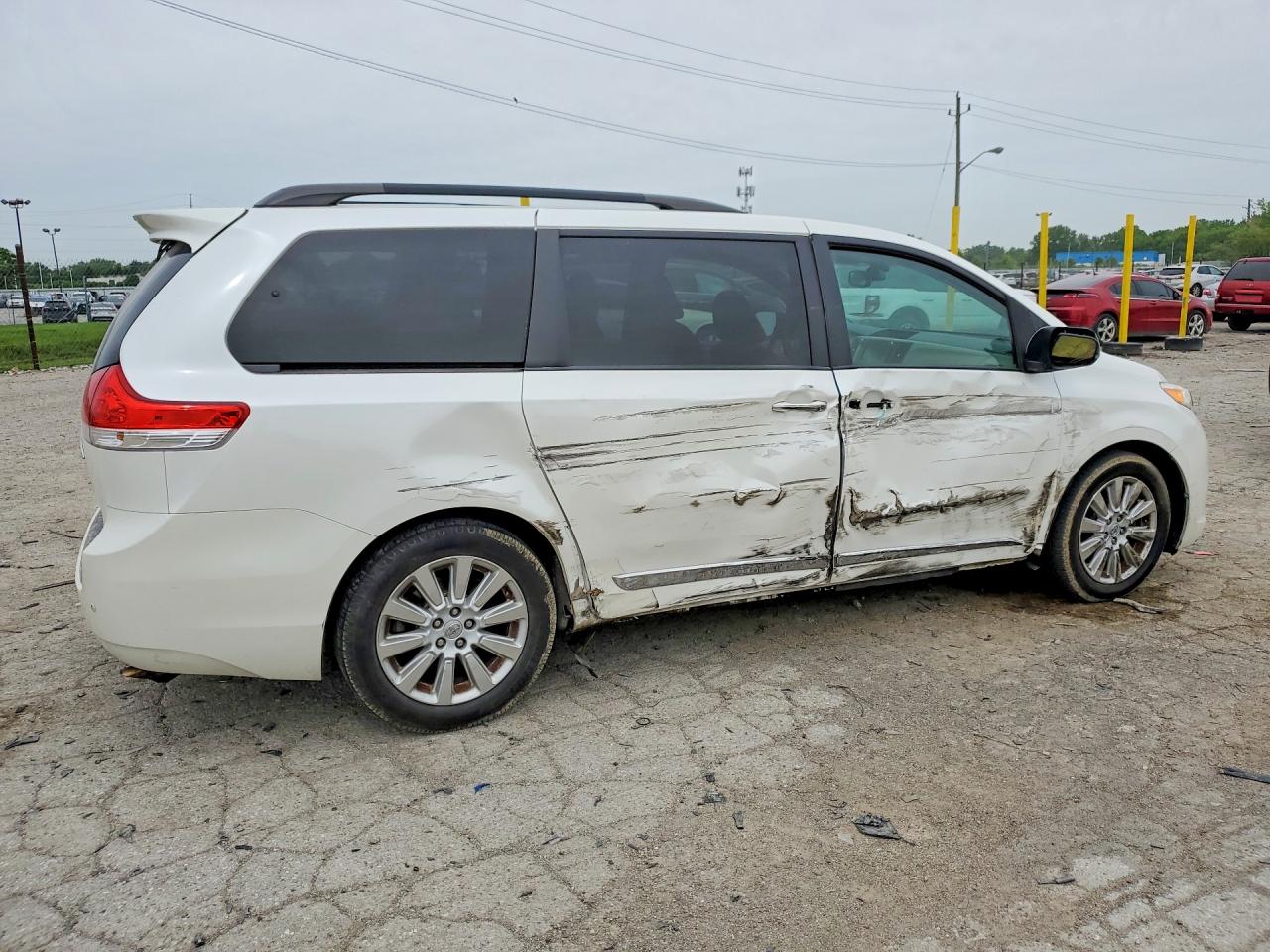 2014 TOYOTA SIENNA LIMITED 7-PASSENGER photo 3