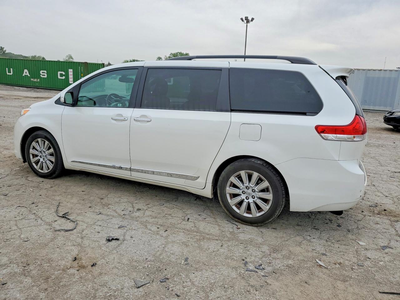 2014 TOYOTA SIENNA LIMITED 7-PASSENGER photo 2