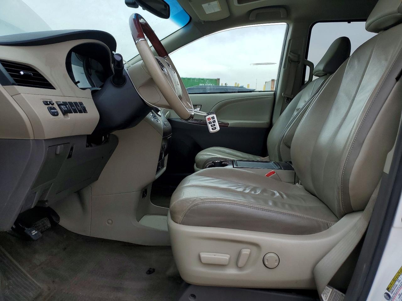 2014 TOYOTA SIENNA LIMITED 7-PASSENGER photo 7