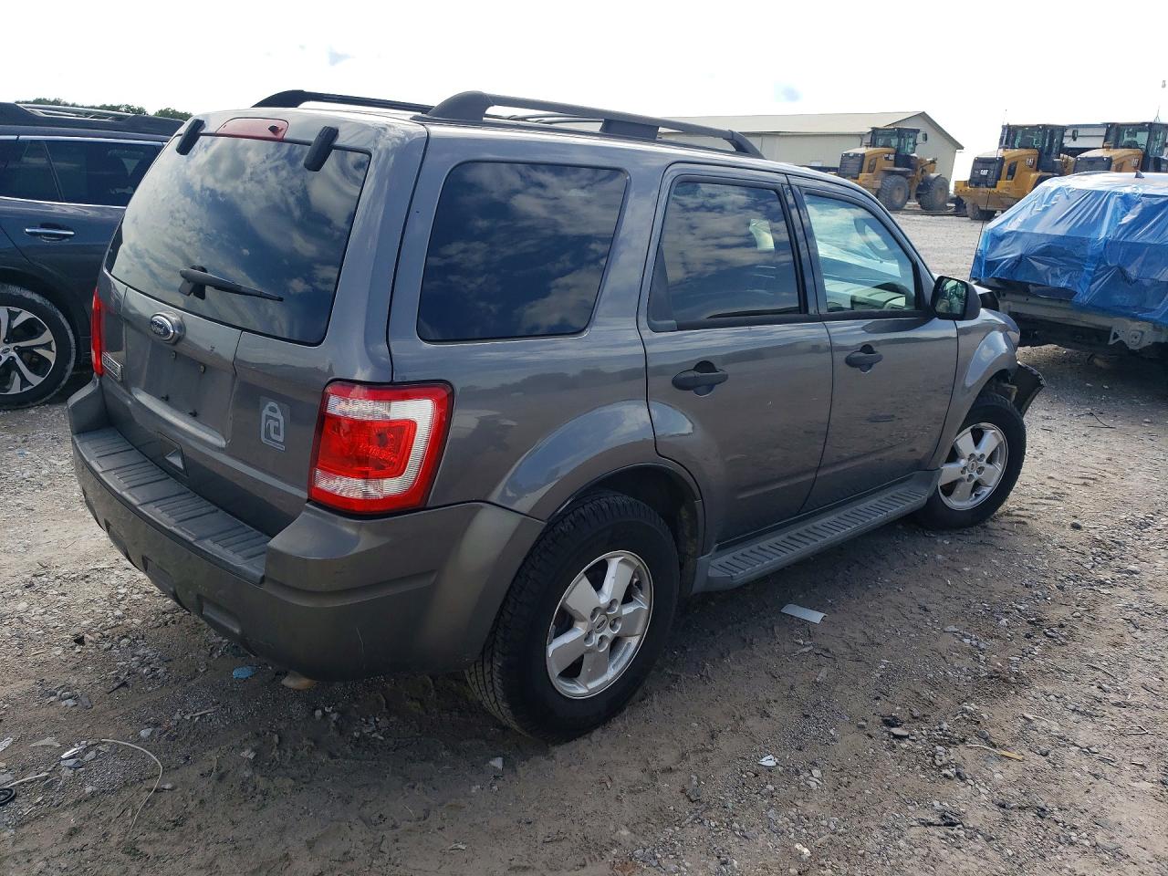 2010 FORD ESCAPE XLT photo 3