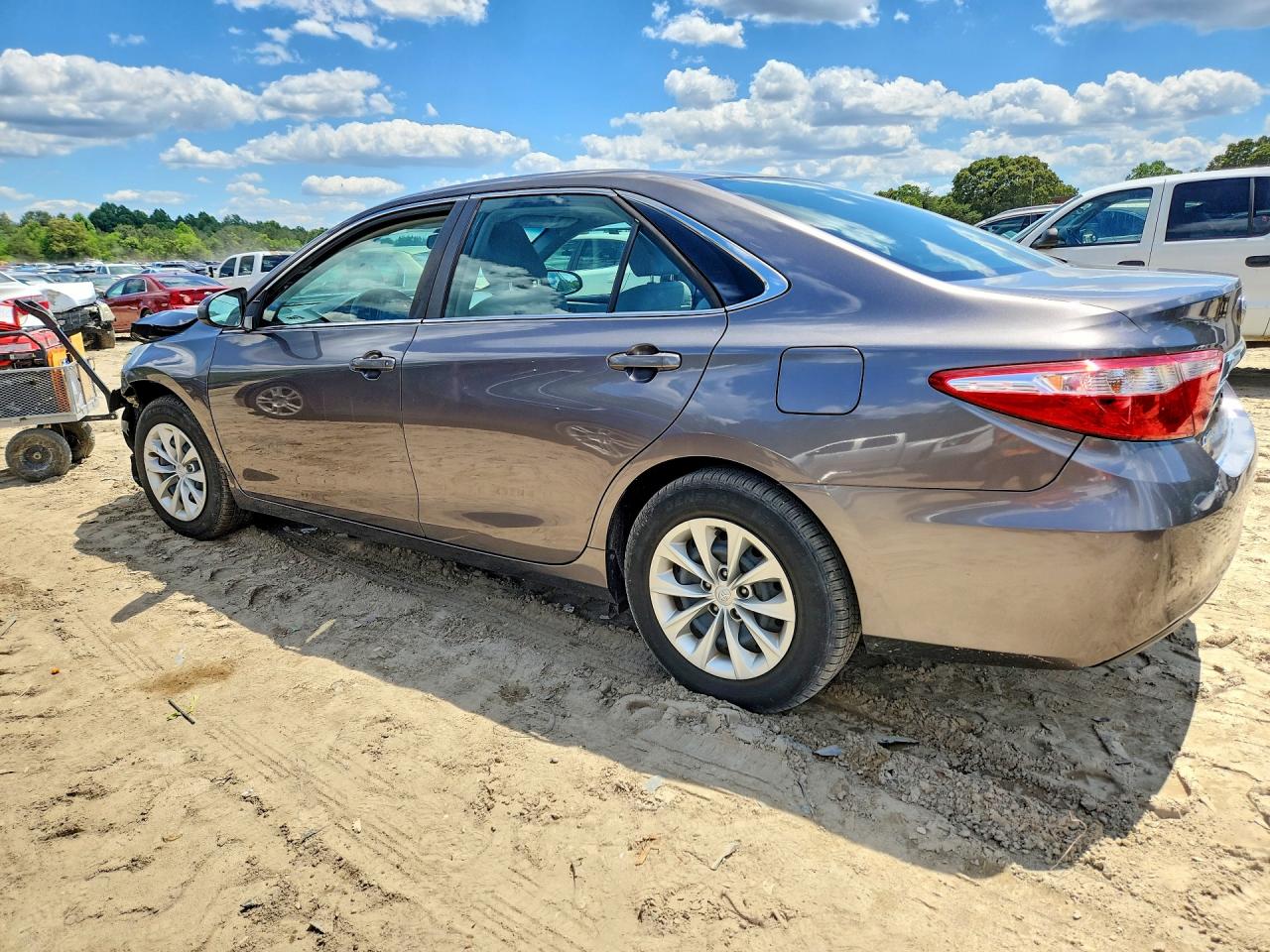 2016 TOYOTA CAMRY LE photo 3