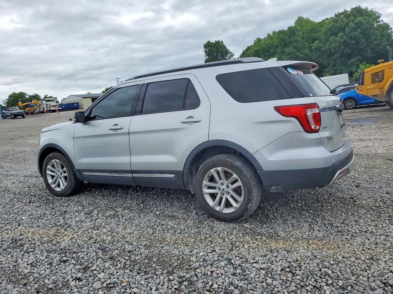 2017 FORD EXPLORER XLT photo 4