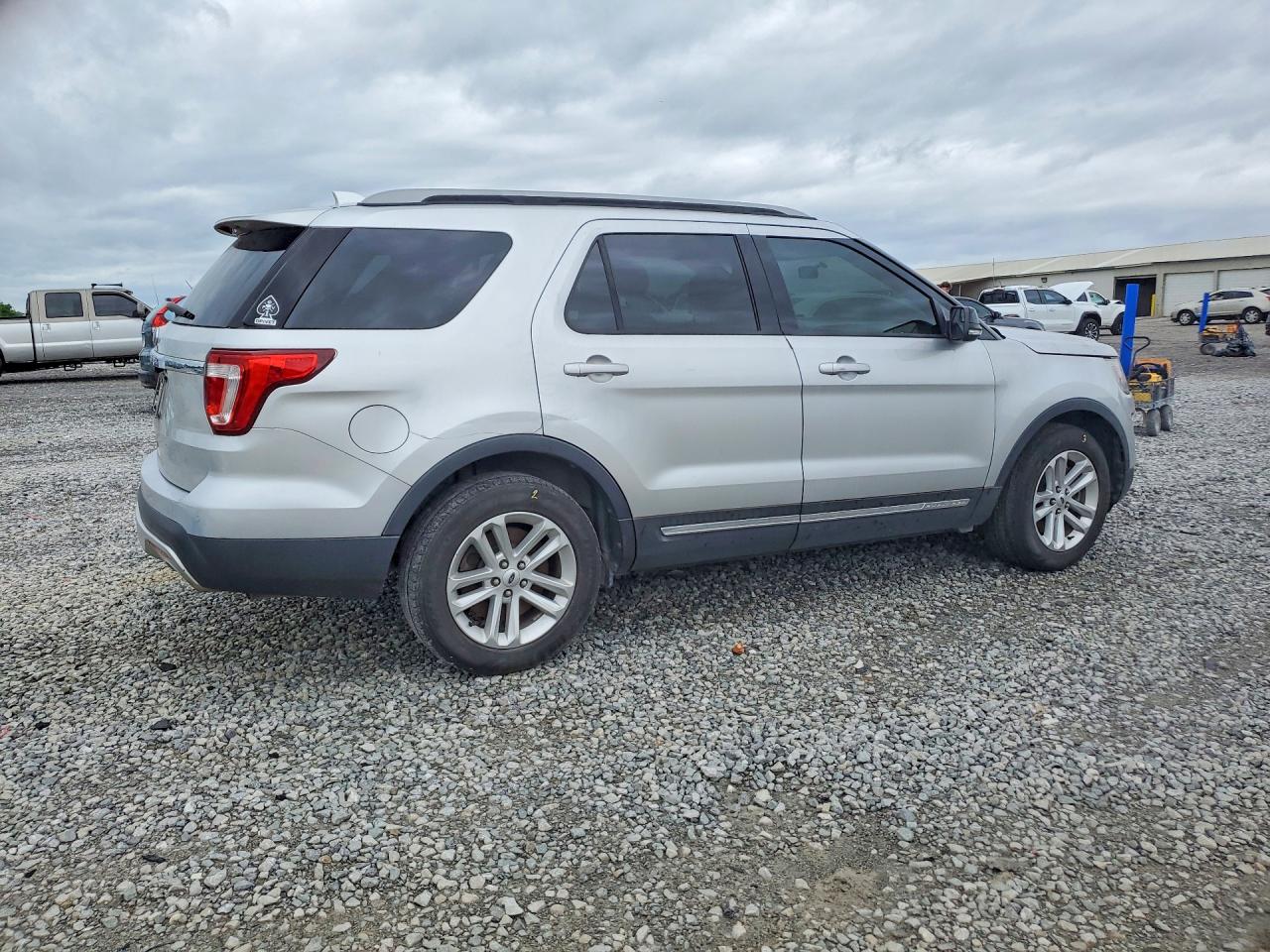 2017 FORD EXPLORER XLT photo 7