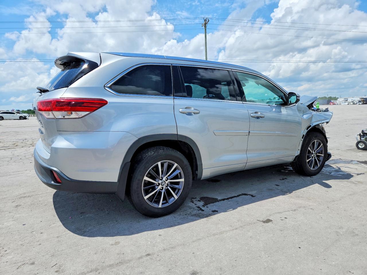 2018 TOYOTA HIGHLANDER XLE photo 5