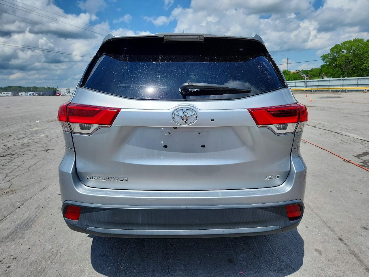 2018 TOYOTA HIGHLANDER XLE photo 11