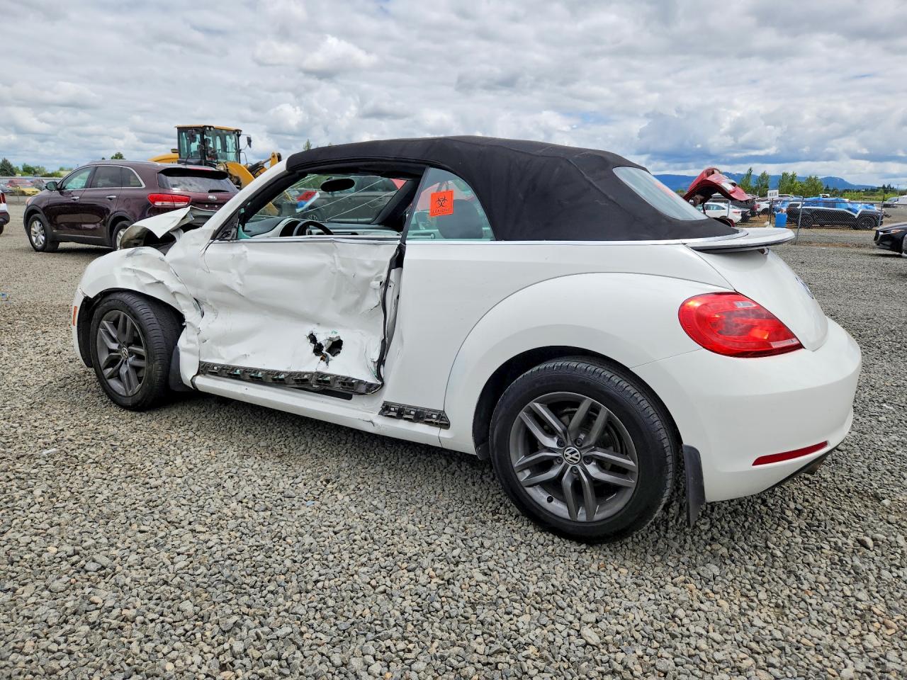 2013 VOLKSWAGEN BEETLE photo 4
