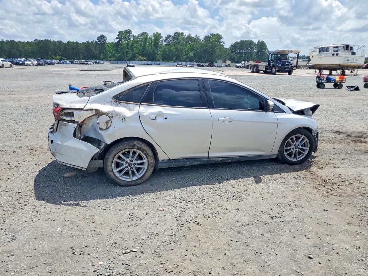2017 FORD FOCUS SE photo 3