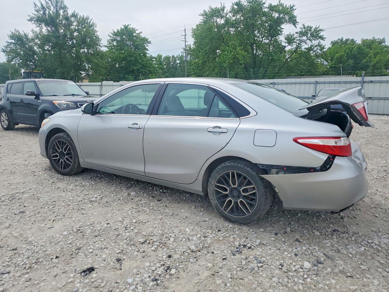 2017 TOYOTA CAMRY LE photo 3