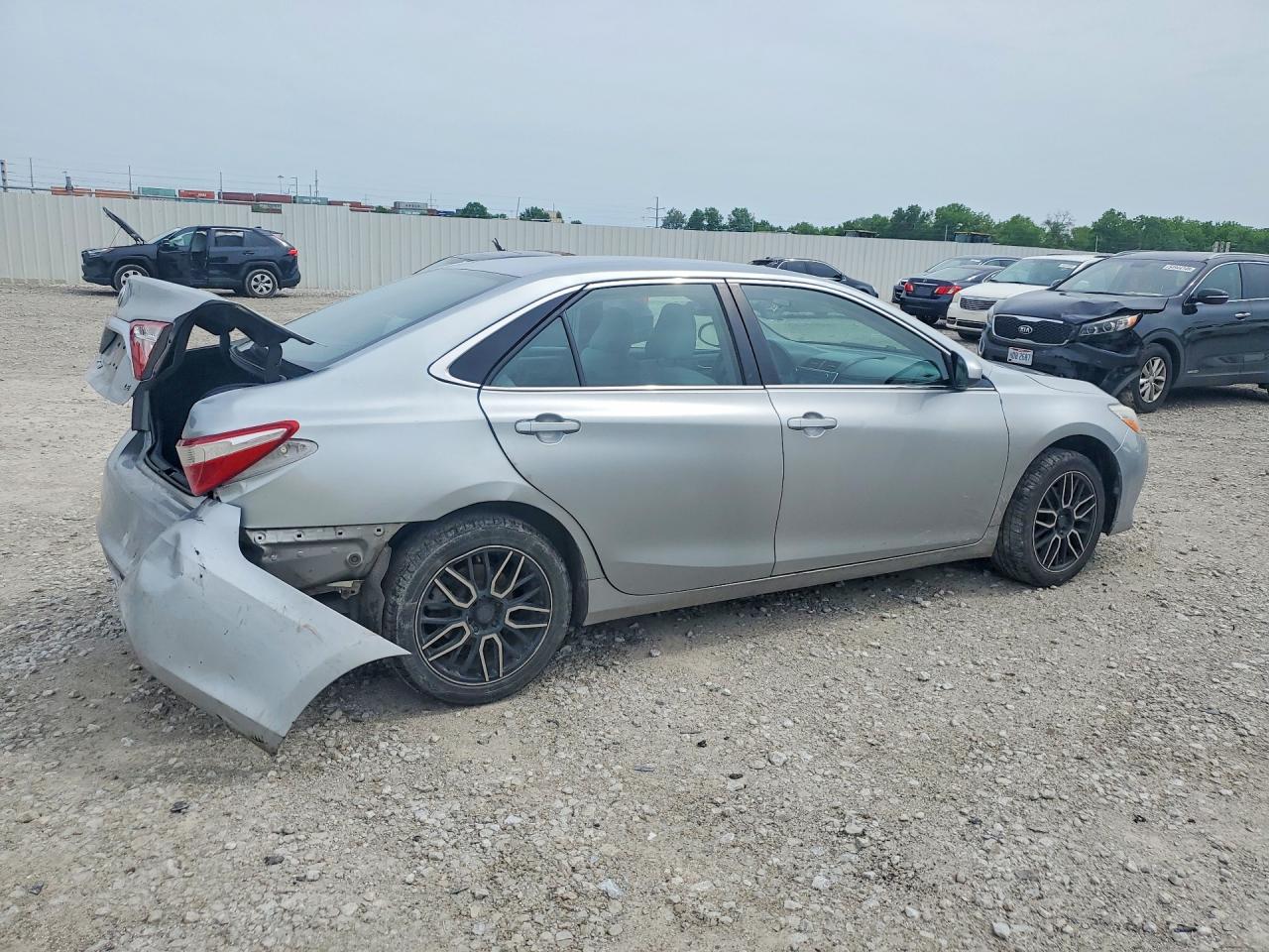 2017 TOYOTA CAMRY LE photo 5