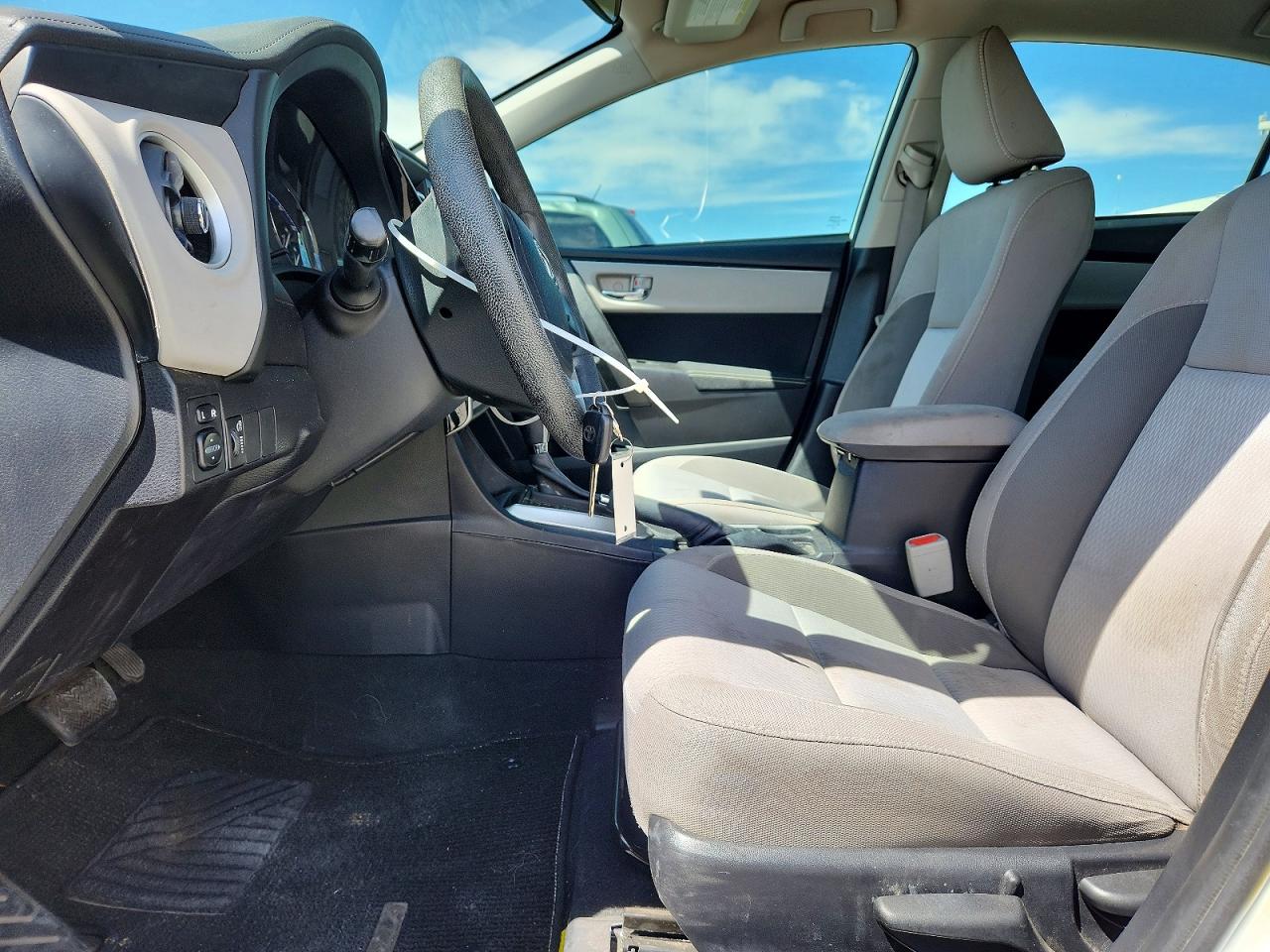 2017 TOYOTA COROLLA LE photo 19