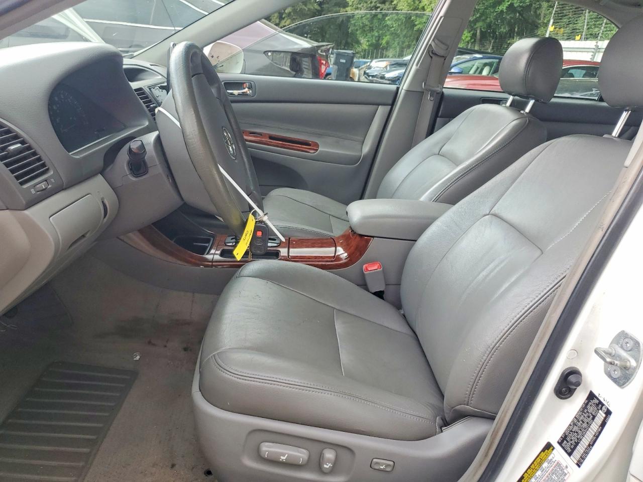 2004 TOYOTA CAMRY XLE photo 13