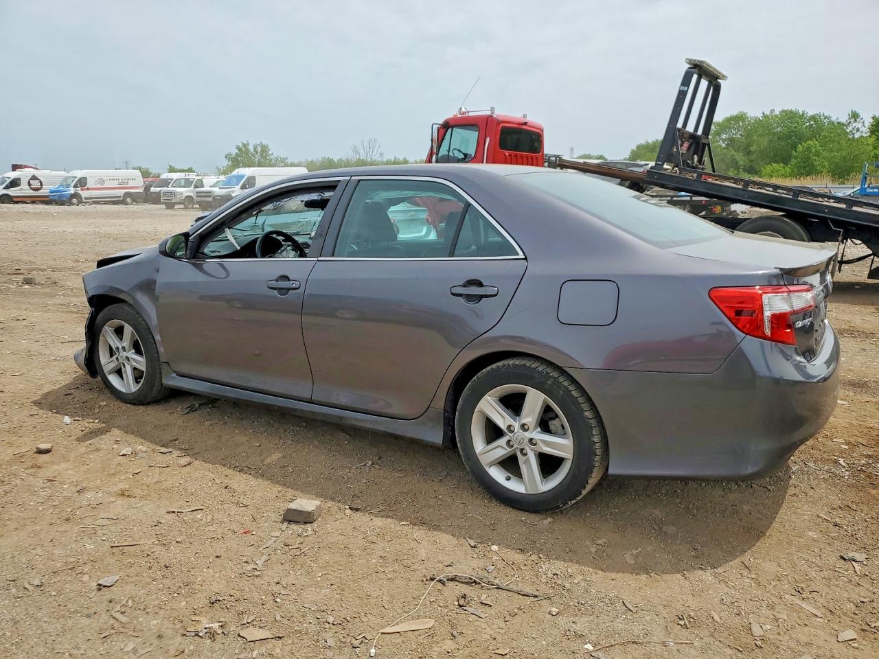 2014 TOYOTA CAMRY SE photo 3