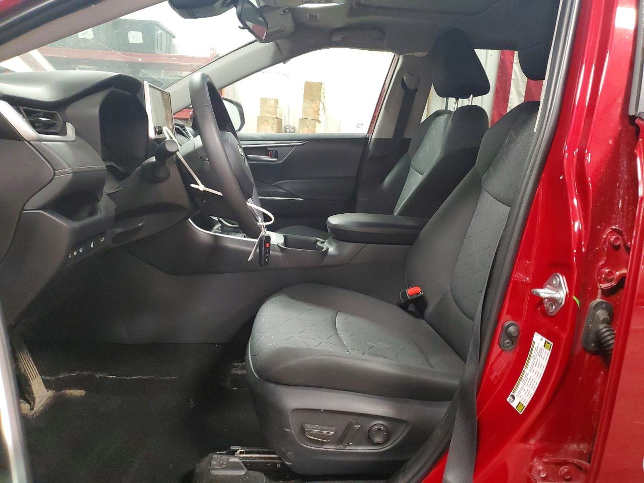 2025 TOYOTA RAV4 XLE photo 7