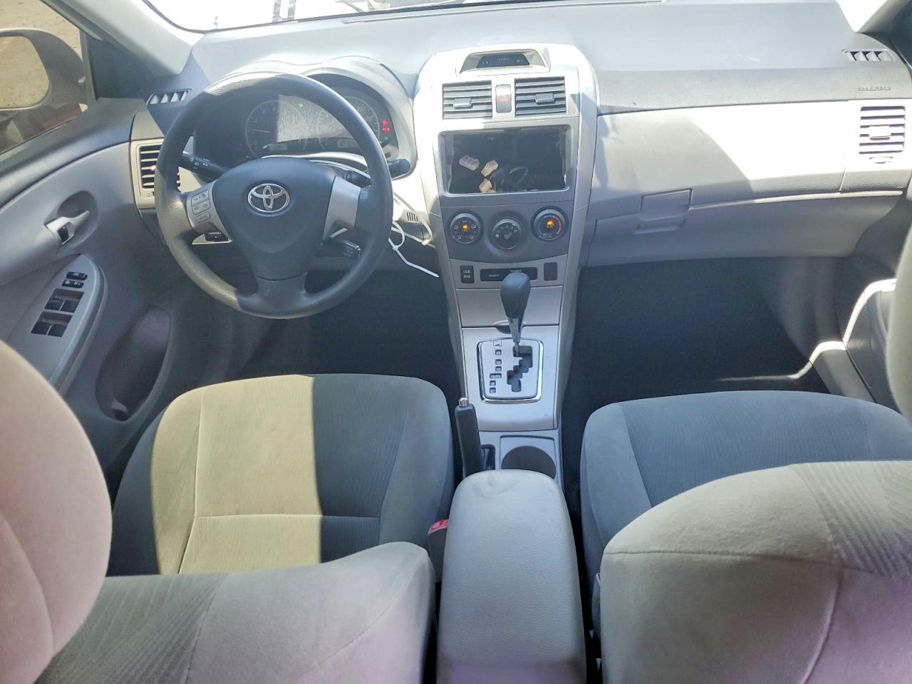 2013 TOYOTA COROLLA LE photo 15