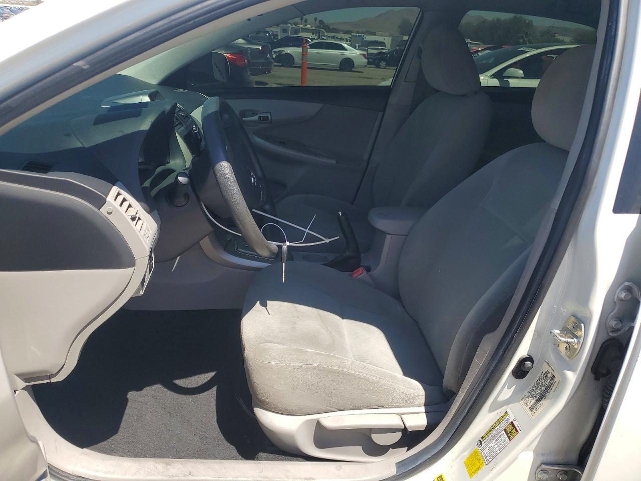 2013 TOYOTA COROLLA LE photo 13