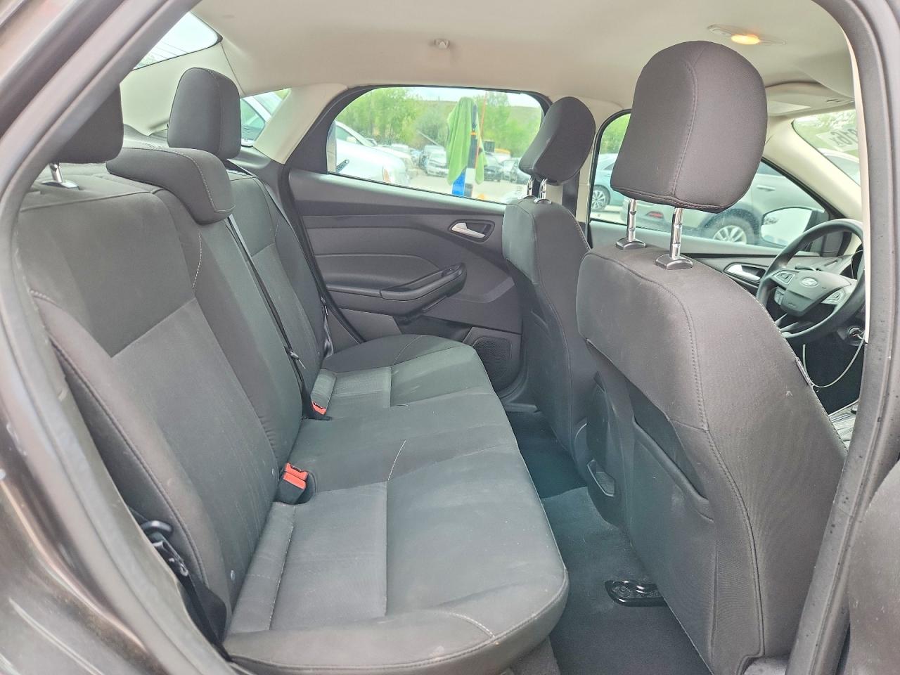 2017 FORD FOCUS SE photo 19