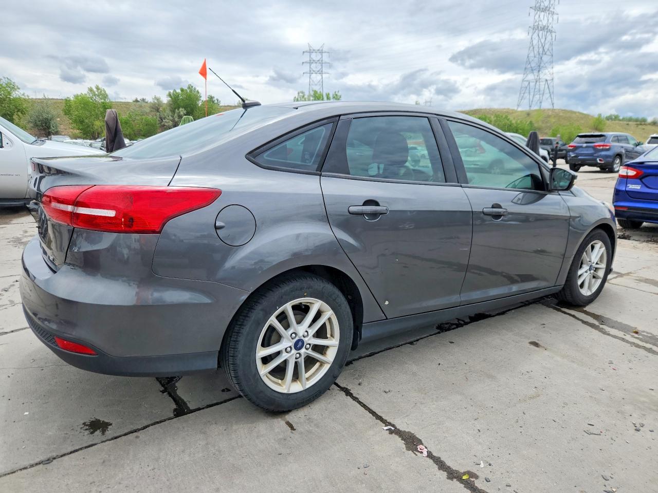 2017 FORD FOCUS SE photo 5