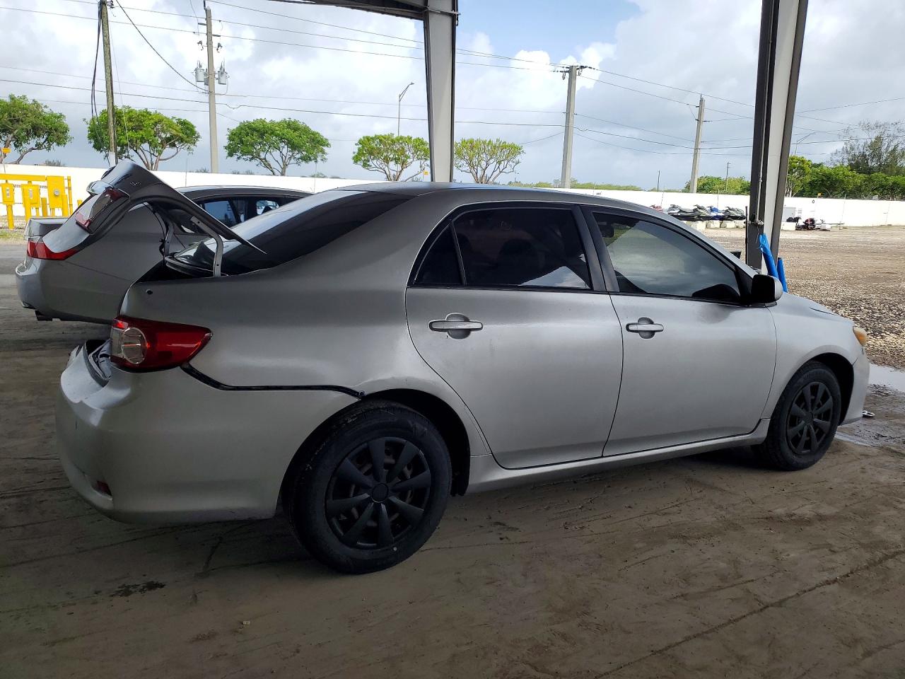 2011 TOYOTA COROLLA LE photo 5