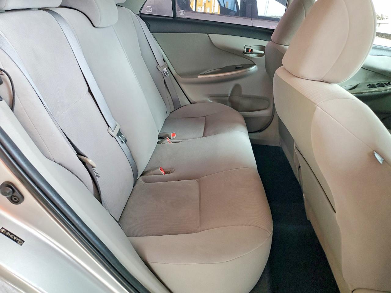 2011 TOYOTA COROLLA LE photo 19