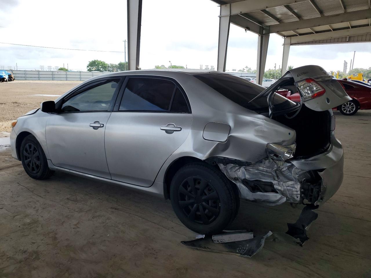 2011 TOYOTA COROLLA LE photo 3