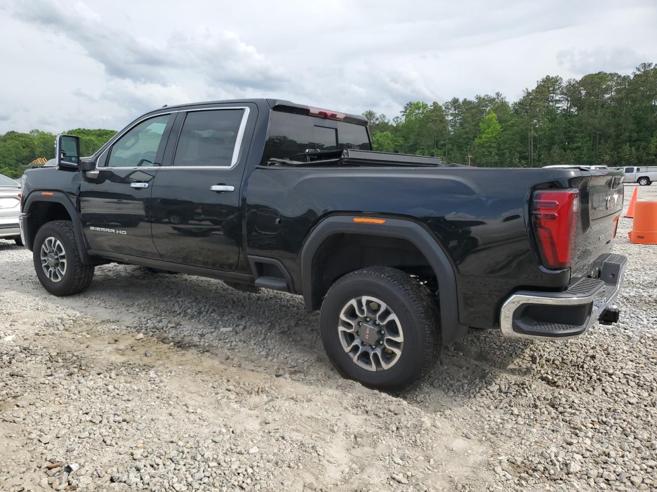 2025 GMC SIERRA C2500 SLT photo 2