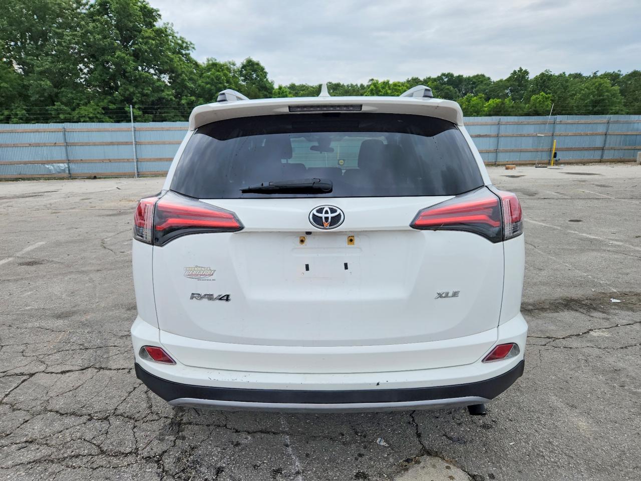 2018 TOYOTA RAV4 XLE photo 11