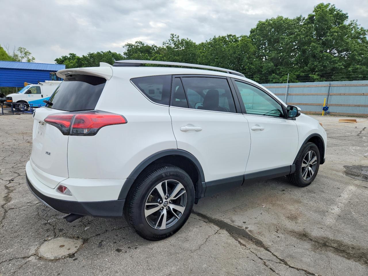 2018 TOYOTA RAV4 XLE photo 5