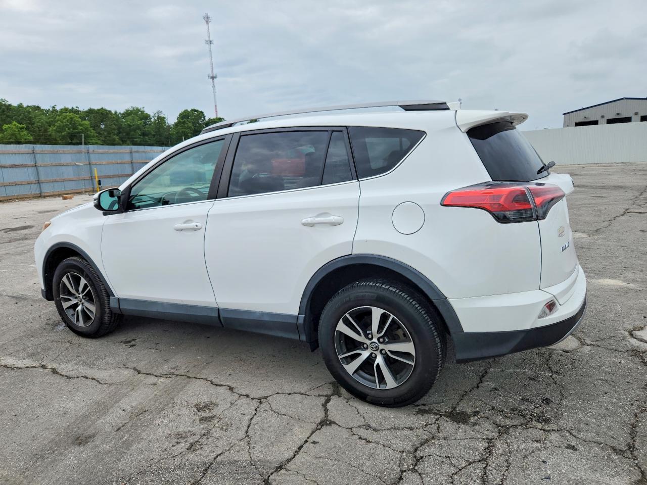 2018 TOYOTA RAV4 XLE photo 3