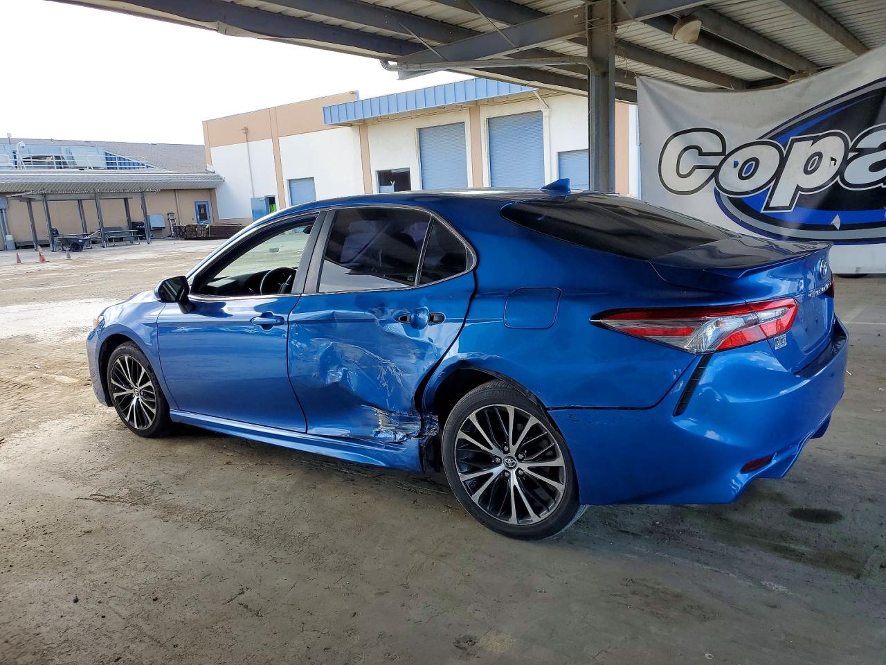 2019 TOYOTA CAMRY SE photo 2