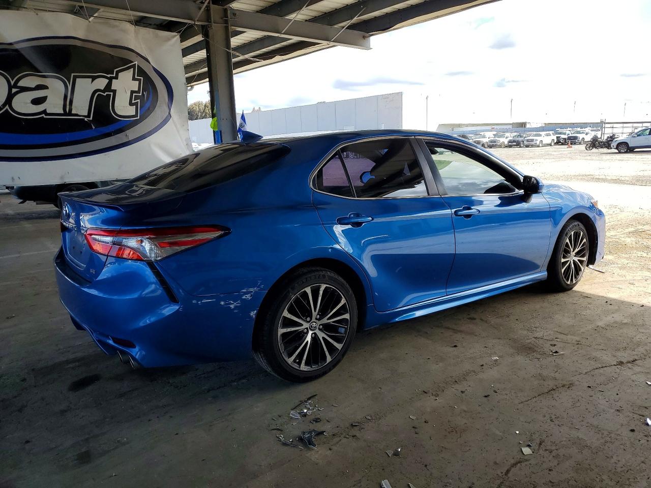 2019 TOYOTA CAMRY SE photo 3