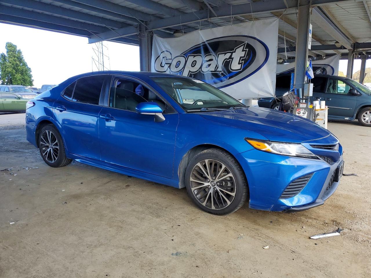 2019 TOYOTA CAMRY SE photo 4