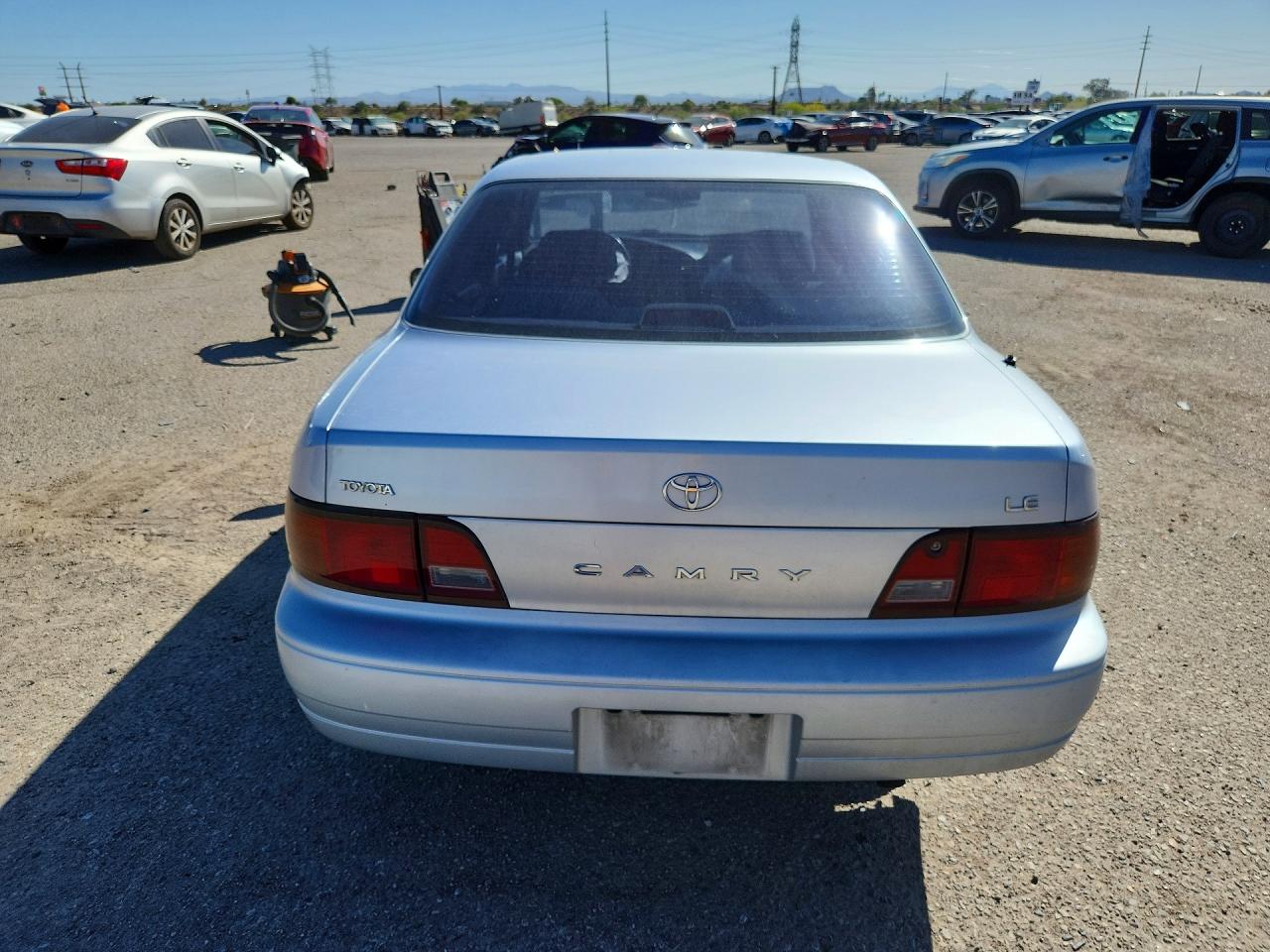 1995 TOYOTA CAMRY LE photo 16