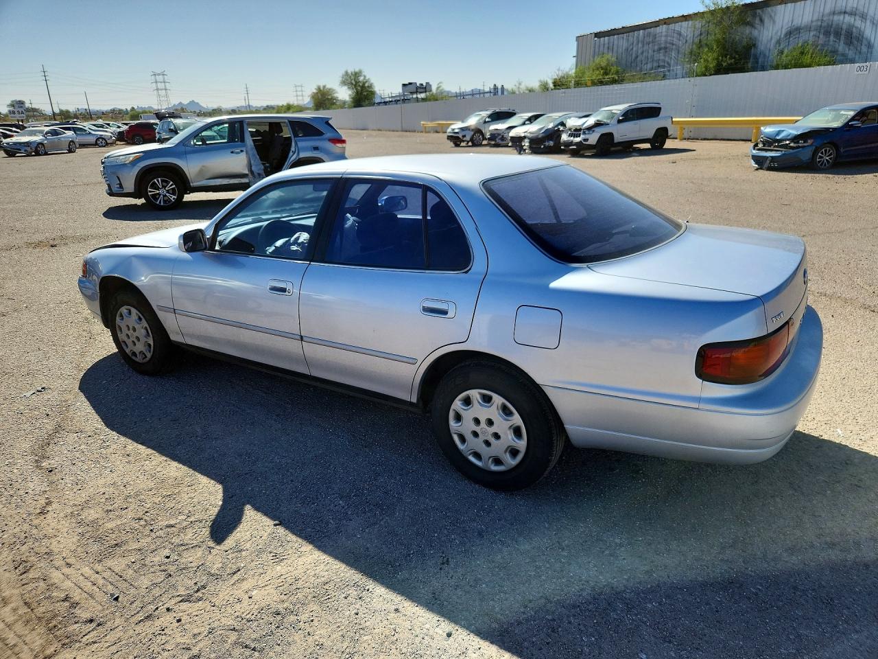 1995 TOYOTA CAMRY LE photo 4