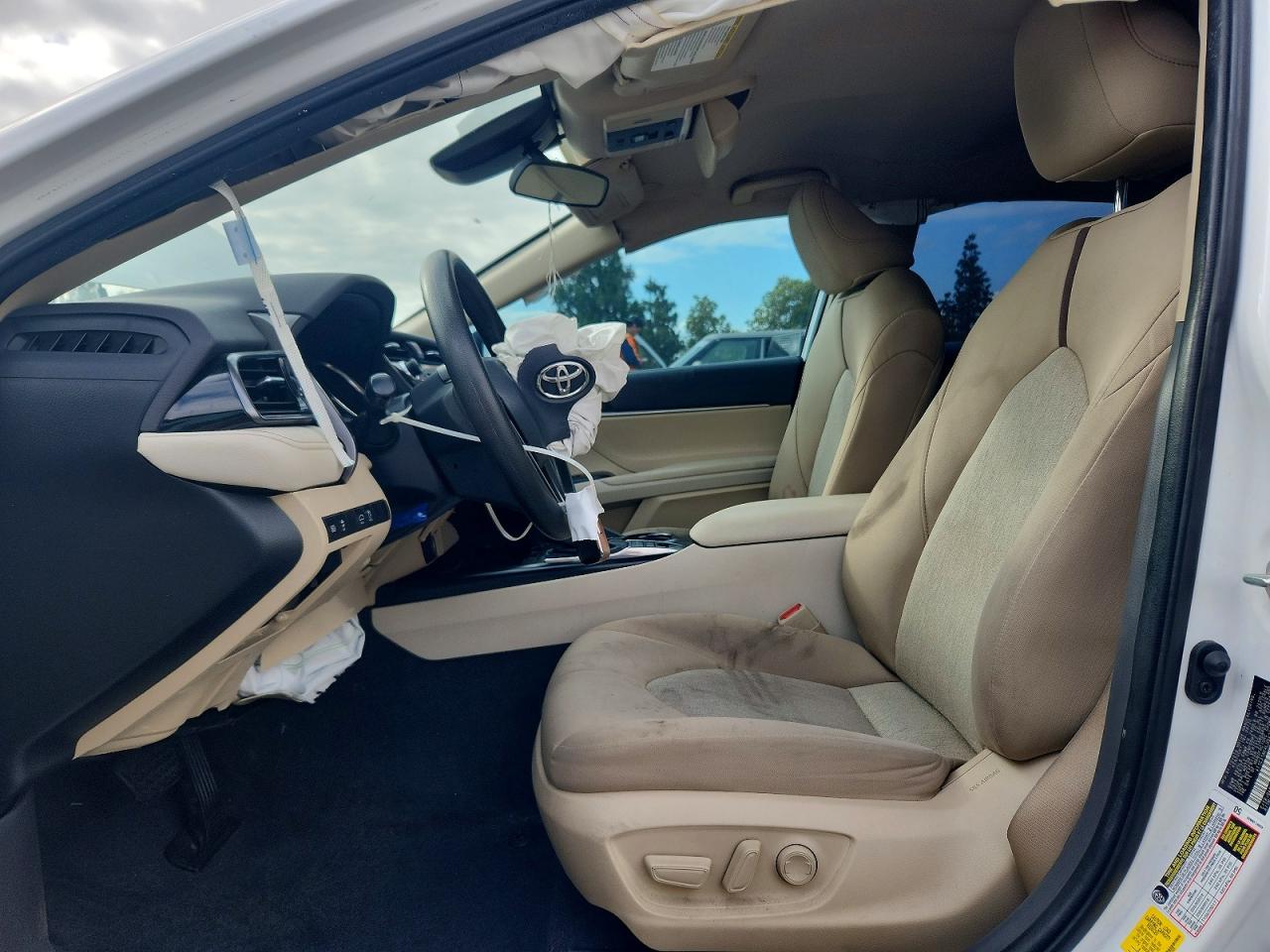 2020 TOYOTA CAMRY LE photo 13