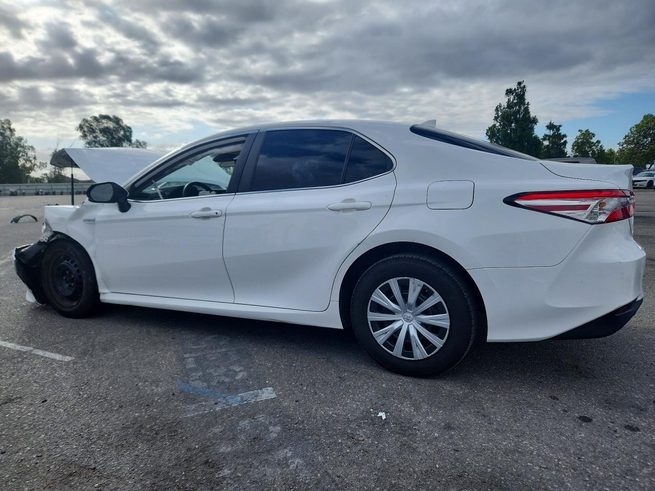2020 TOYOTA CAMRY LE photo 3