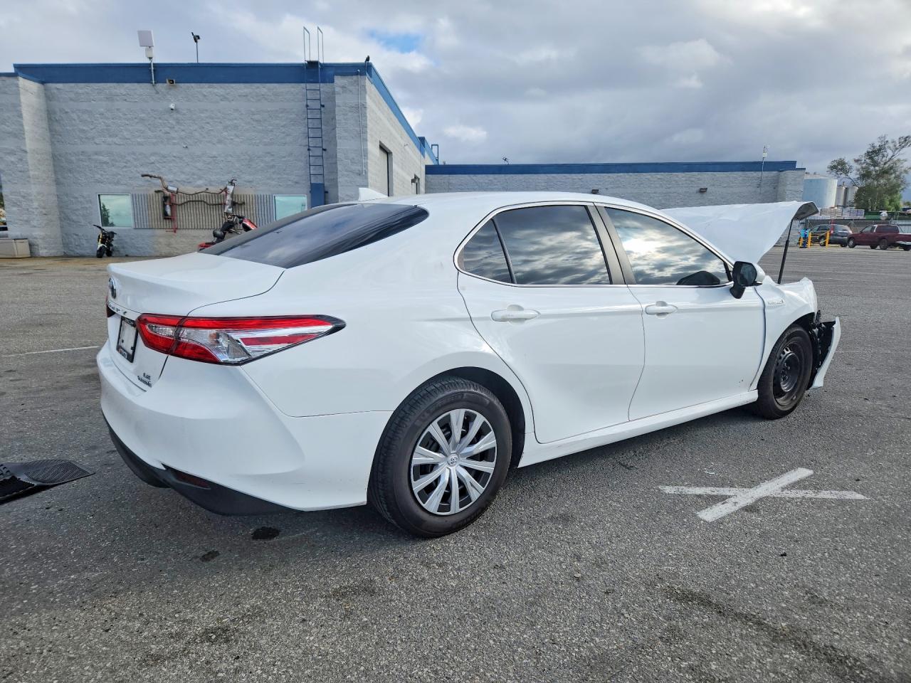 2020 TOYOTA CAMRY LE photo 5