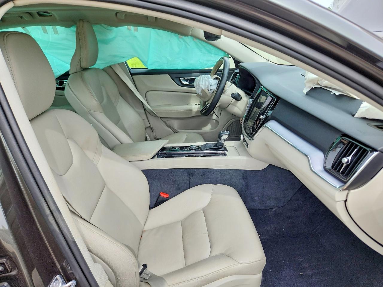 2020 VOLVO S60 T6 MOMENTUM photo 19