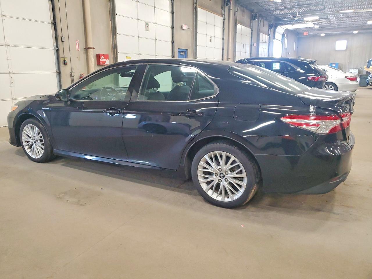 2020 TOYOTA CAMRY XLE photo 3